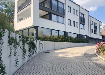 Keerwanden oprit appartementen
