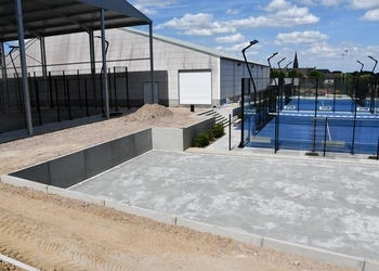 Keerwanden, padelpleinen Kruisem CBS Beton