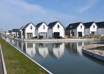 TUINAANLEG VAN NIEUWE VAKANTIEWONINGEN EN AFBAKENING OEVERS.