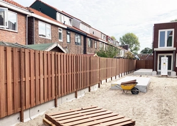 Keerwanden hoogteverschil tuintjes Zaandam