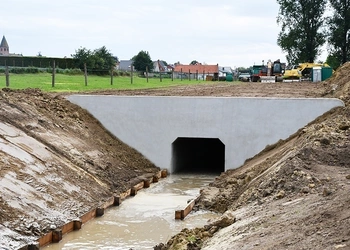  EEN KOPMUUR VAN 16 TON GEPLAATST TE MARKEGEM.