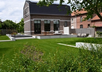Zitbanken, traptreden, zwembad betonwanden, totaalconcept, villa, CBS Beton